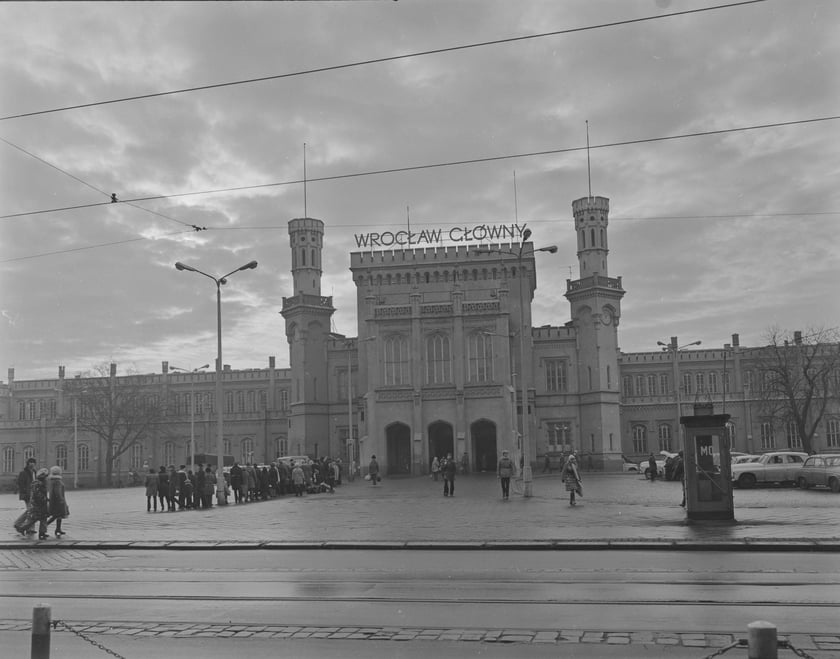 Dworzec Gł&oacute;wny we Wrocławiu w latach 70. Elewacja frontowa i kolejka do taks&oacute;wki