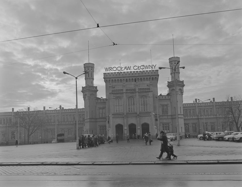 Dworzec Gł&oacute;wny we Wrocławiu w latach 70. Elewacja frontowa
