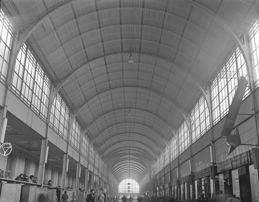 Dworzec Gł&oacute;wny we Wrocławiu w latach 70. Hala gł&oacute;wna