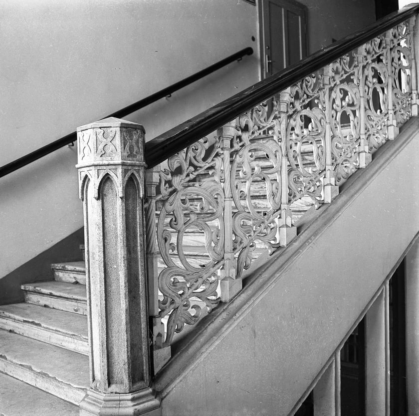 Dworzec Gł&oacute;wny we Wrocławiu w latach 70. Metalowa balustrada