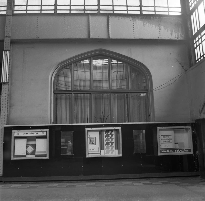 Dworzec Gł&oacute;wny we Wrocławiu w latach 70. Hala gł&oacute;wna, okno