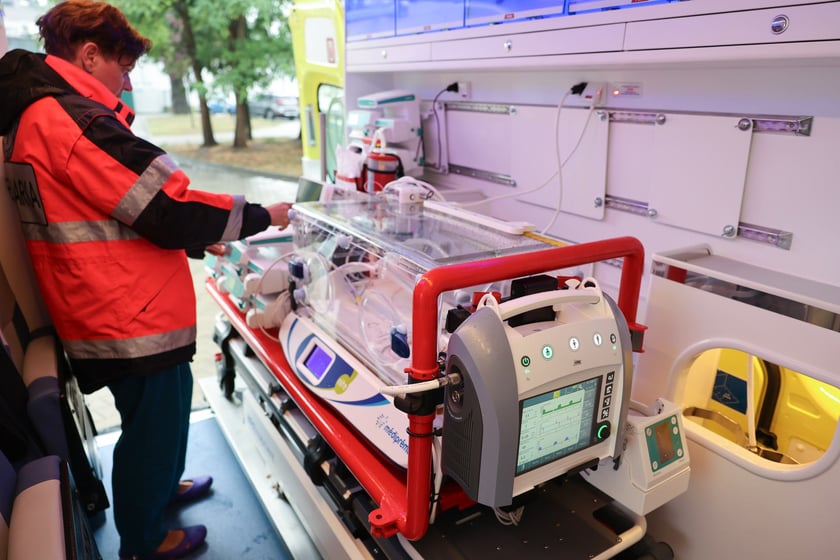 Wojewódzki Szpital Specjalistyczny im. J. Gromkowskiego uruchamia nową karetkę neonatologiczną
