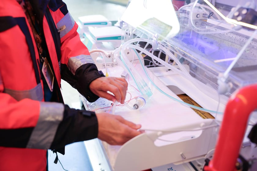 Wojewódzki Szpital Specjalistyczny im. J. Gromkowskiego uruchamia nową karetkę neonatologiczną