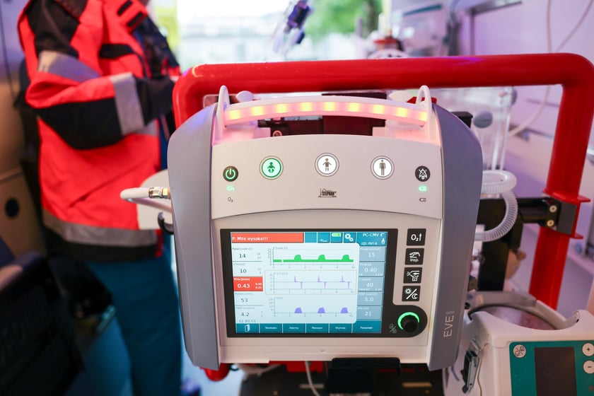 Wojewódzki Szpital Specjalistyczny im. J. Gromkowskiego uruchamia nową karetkę neonatologiczną