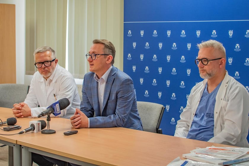 Neurochirurdzy i radiolodzy z Uniwersyteckiego Szpitala Klinicznego we Wrocławiu wykorzystali nowy typ urządzeń do leczenia tętniaków mózgu.