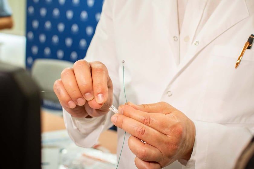 Neurochirurdzy i radiolodzy z Uniwersyteckiego Szpitala Klinicznego we Wrocławiu wykorzystali nowy typ urządzeń do leczenia tętniaków mózgu.