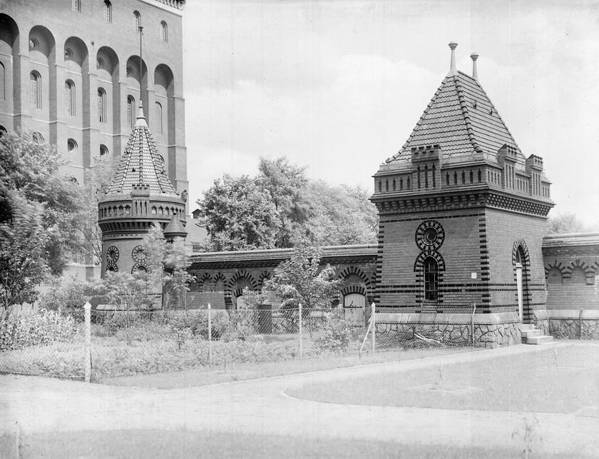 zbiornik czystej wody z widokiem na wieżę ciśnień - lata 20. XX wieku