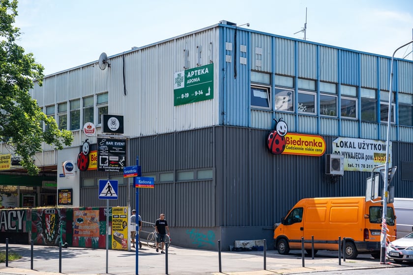 Budynki handlowe ul. Trwała 7, zdjęcia z lipca 2024