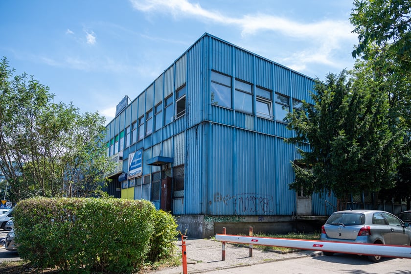 Budynki handlowe ul. Trwała 7, zdjęcia z lipca 2024