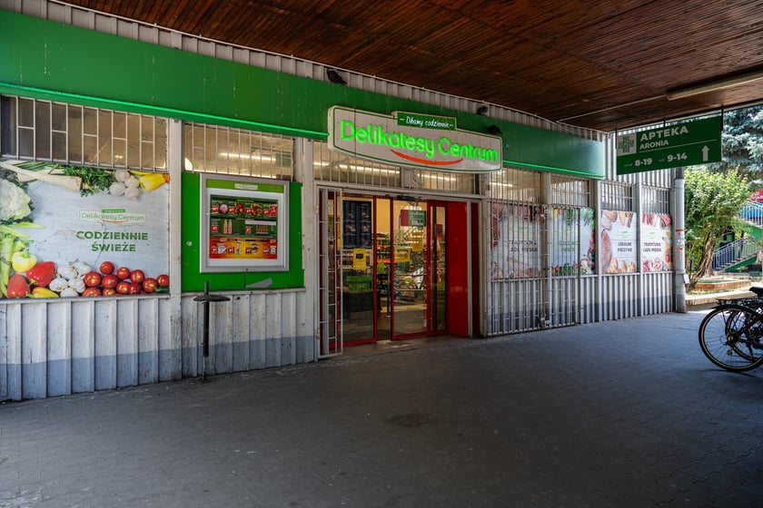 Budynki handlowe ul. Trwała 7, zdjęcia z lipca 2024