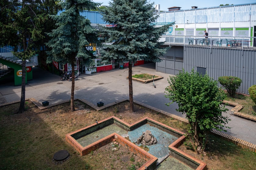 Budynki handlowe ul. Trwała 7, zdjęcia z lipca 2024