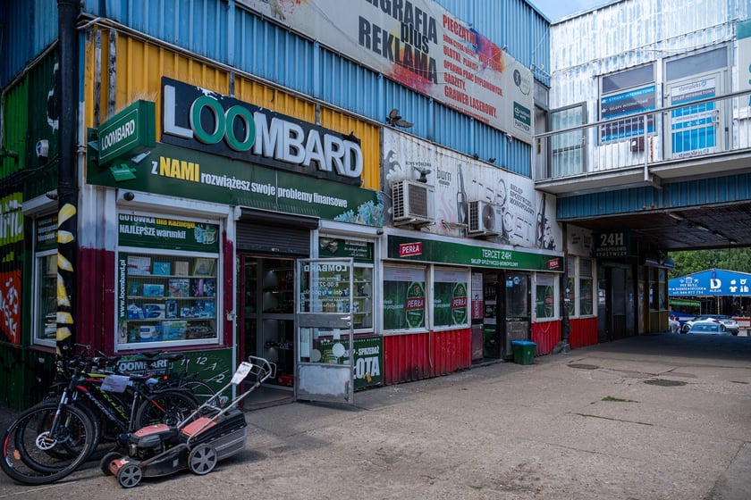 Budynki handlowe ul. Trwała 7, zdjęcia z lipca 2024