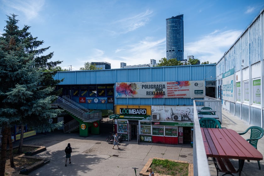 Budynki handlowe ul. Trwała 7, zdjęcia z lipca 2024