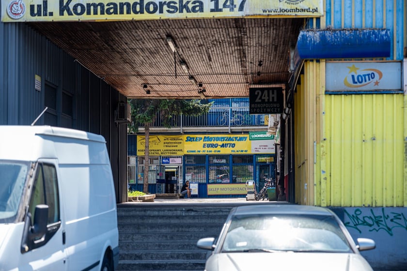 Budynki handlowe ul. Trwała 7, zdjęcia z lipca 2024