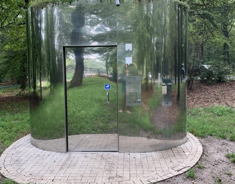 Nowoczesna samoczyszcząca się toaleta przy ul. R&oacute;życkiego