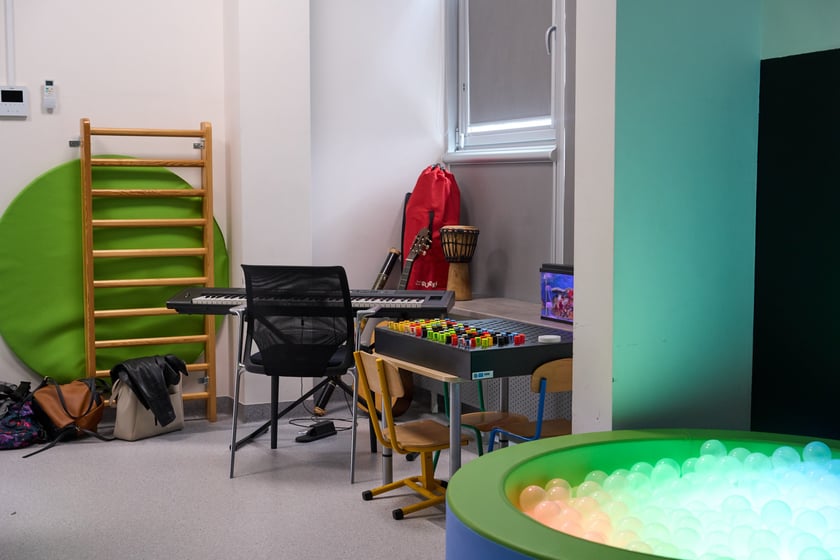 Sala integracji sensorycznej w przedszkolu integracyjnym nr 35 &bdquo;Tęczowy Domek&rdquo; przy ul. gen. K. Pułaskiego prezentowana podczas konferencji zorganizowanej 23 sierpnia z okazji uruchomienia we Wrocławiu 35 nowych sal