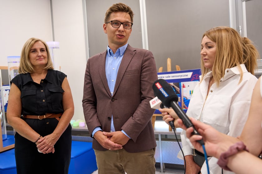 Sala integracji sensorycznej w przedszkolu integracyjnym nr 35 &bdquo;Tęczowy Domek&rdquo; przy ul. gen. K. Pułaskiego prezentowana podczas konferencji zorganizowanej 23 sierpnia z okazji uruchomienia we Wrocławiu 35 nowych sal