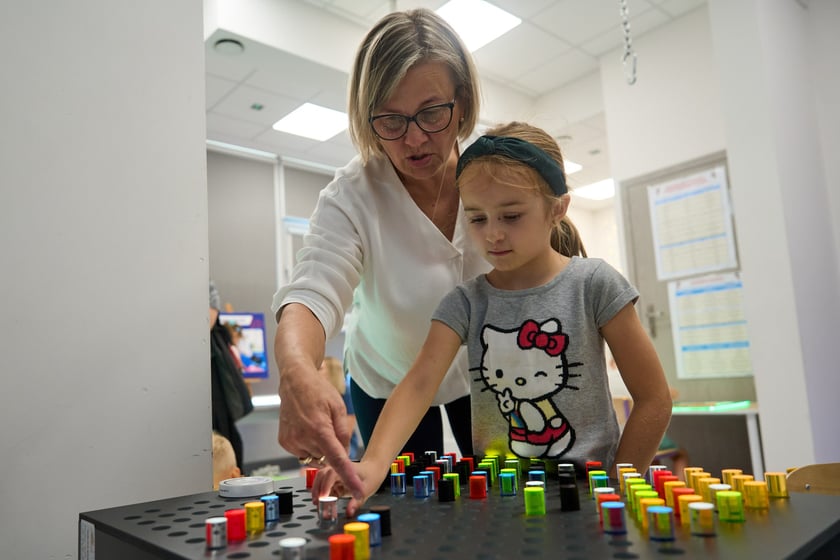 Sala integracji sensorycznej w przedszkolu integracyjnym nr 35 &bdquo;Tęczowy Domek&rdquo; przy ul. gen. K. Pułaskiego prezentowana podczas konferencji zorganizowanej 23 sierpnia z okazji uruchomienia we Wrocławiu 35 nowych sal
