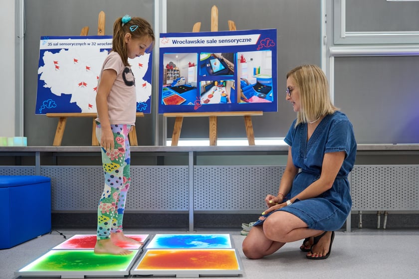 Sala integracji sensorycznej w przedszkolu integracyjnym nr 35 &bdquo;Tęczowy Domek&rdquo; przy ul. gen. K. Pułaskiego prezentowana podczas konferencji zorganizowanej 23 sierpnia z okazji uruchomienia we Wrocławiu 35 nowych sal