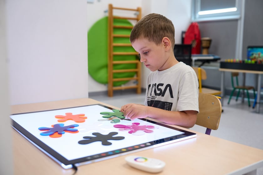 Sala integracji sensorycznej w przedszkolu integracyjnym nr 35 &bdquo;Tęczowy Domek&rdquo; przy ul. gen. K. Pułaskiego prezentowana podczas konferencji zorganizowanej 23 sierpnia z okazji uruchomienia we Wrocławiu 35 nowych sal