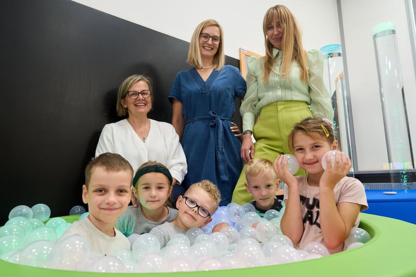Sala integracji sensorycznej w przedszkolu integracyjnym nr 35 &bdquo;Tęczowy Domek&rdquo; przy ul. gen. K. Pułaskiego prezentowana podczas konferencji zorganizowanej 23 sierpnia z okazji uruchomienia we Wrocławiu 35 nowych sal