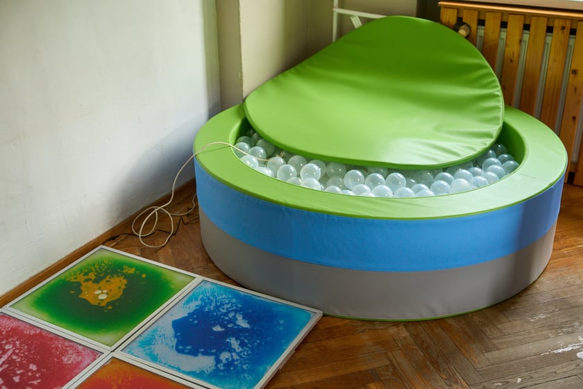 Sala integracji sensorycznej w przedszkolu integracyjnym nr 35 &bdquo;Tęczowy Domek&rdquo; przy ul. gen. K. Pułaskiego prezentowana podczas konferencji zorganizowanej 23 sierpnia z okazji uruchomienia we Wrocławiu 35 nowych sal