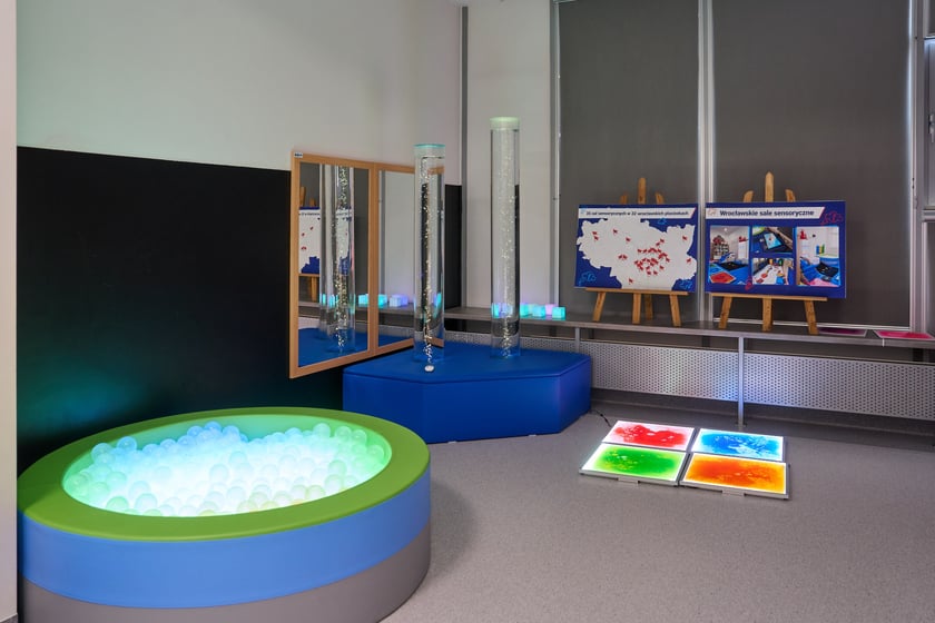 Sala integracji sensorycznej w przedszkolu integracyjnym nr 35 &bdquo;Tęczowy Domek&rdquo; przy ul. gen. K. Pułaskiego prezentowana podczas konferencji zorganizowanej 23 sierpnia z okazji uruchomienia we Wrocławiu 35 nowych sal