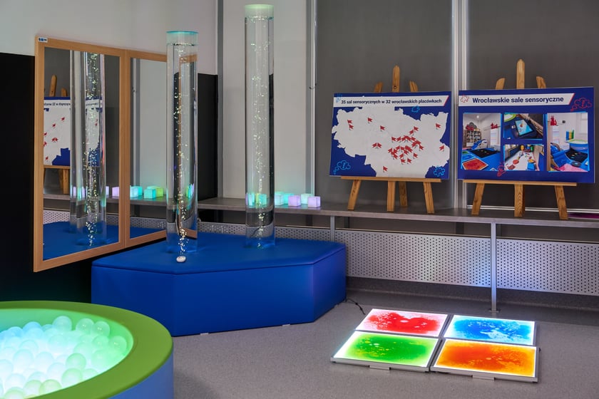 Sala integracji sensorycznej w przedszkolu integracyjnym nr 35 &bdquo;Tęczowy Domek&rdquo; przy ul. gen. K. Pułaskiego prezentowana podczas konferencji zorganizowanej 23 sierpnia z okazji uruchomienia we Wrocławiu 35 nowych sal