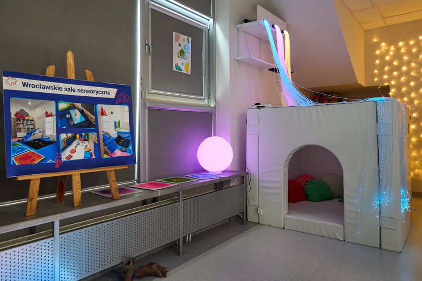 Sala integracji sensorycznej w przedszkolu integracyjnym nr 35 &bdquo;Tęczowy Domek&rdquo; przy ul. gen. K. Pułaskiego prezentowana podczas konferencji zorganizowanej 23 sierpnia z okazji uruchomienia we Wrocławiu 35 nowych sal