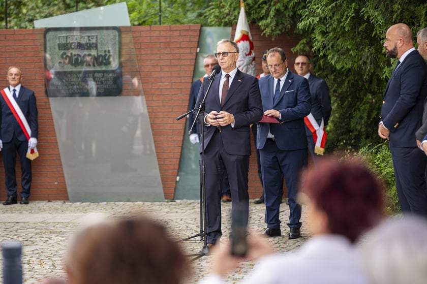 Składanie kwiat&oacute;w pod pomnikiem "Solidarności"
