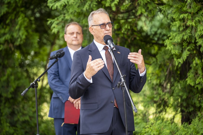 Składanie kwiat&oacute;w pod pomnikiem "Solidarności"