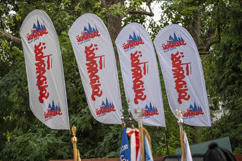 Składanie kwiat&oacute;w pod pomnikiem "Solidarności"