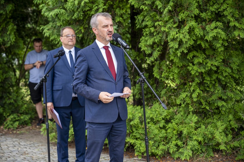 Składanie kwiat&oacute;w pod pomnikiem "Solidarności"