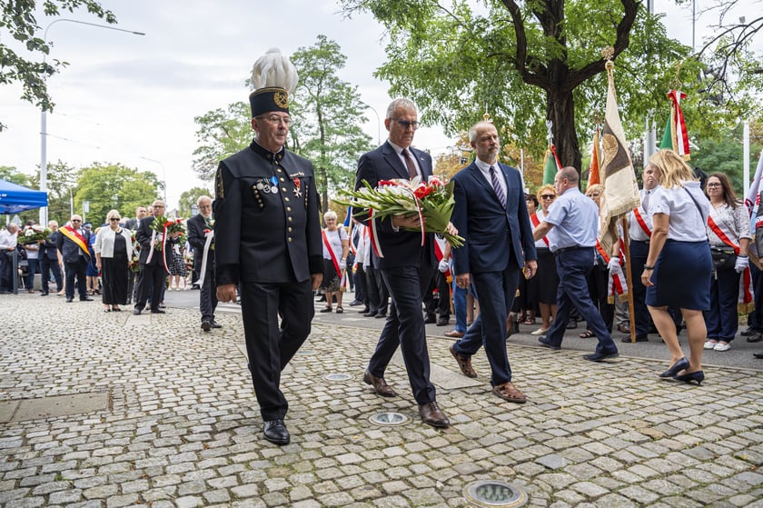 Składanie kwiat&oacute;w pod pomnikiem "Solidarności"