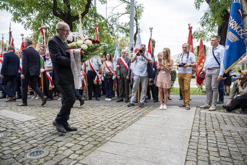 Składanie kwiat&oacute;w pod pomnikiem "Solidarności"