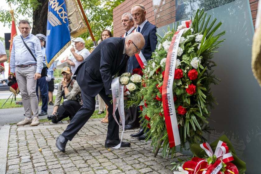Składanie kwiat&oacute;w pod pomnikiem "Solidarności"