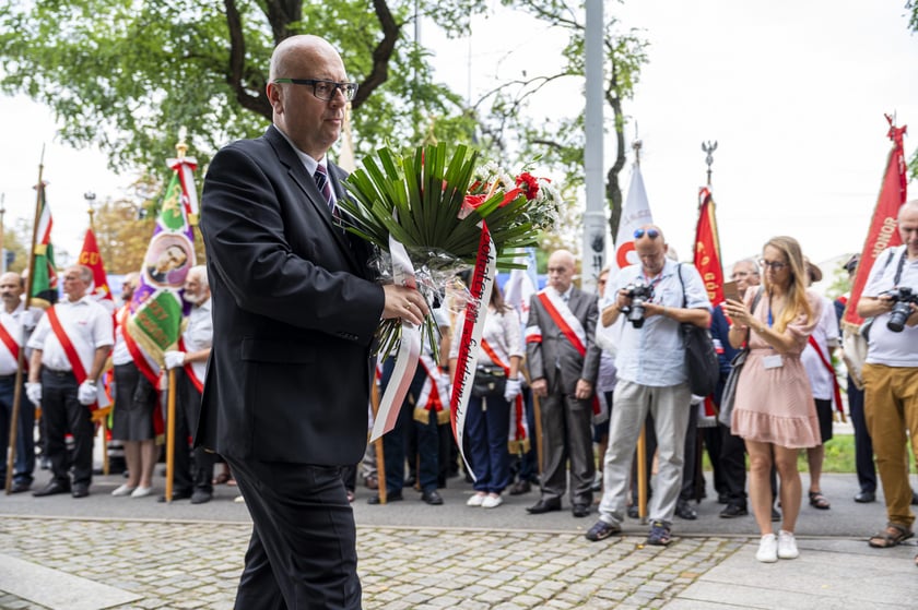 Składanie kwiat&oacute;w pod pomnikiem "Solidarności"