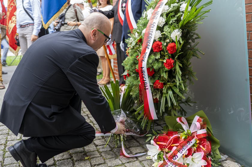 Składanie kwiat&oacute;w pod pomnikiem "Solidarności"