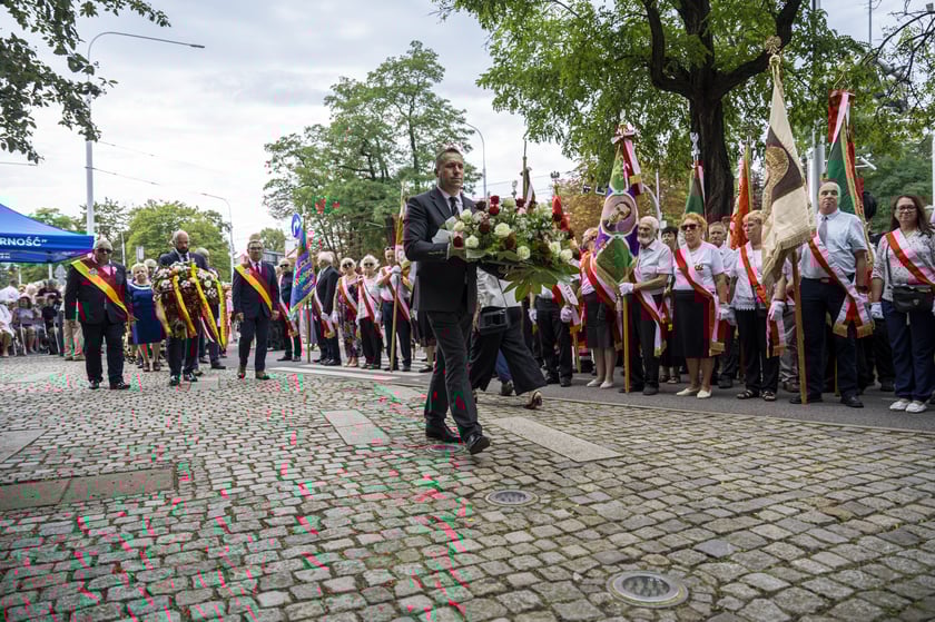 Składanie kwiat&oacute;w pod pomnikiem "Solidarności"
