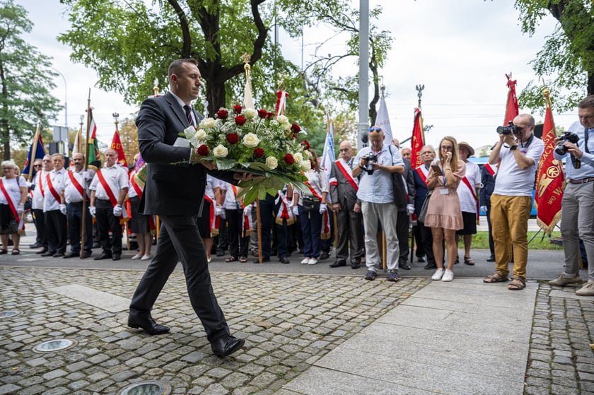 Składanie kwiat&oacute;w pod pomnikiem "Solidarności"