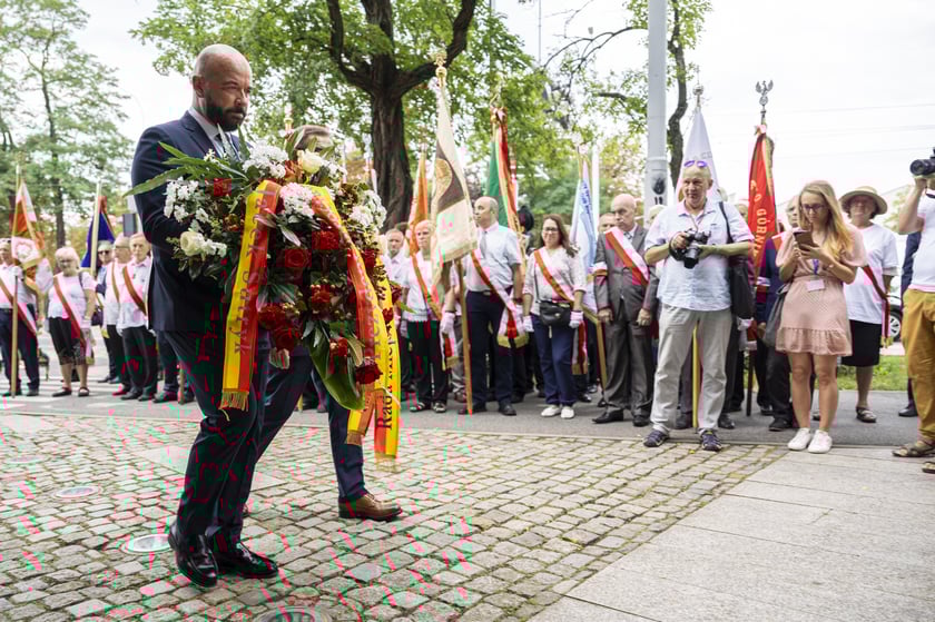 Składanie kwiat&oacute;w pod pomnikiem "Solidarności"