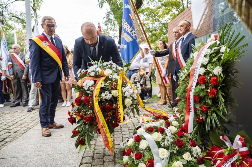Składanie kwiat&oacute;w pod pomnikiem "Solidarności"