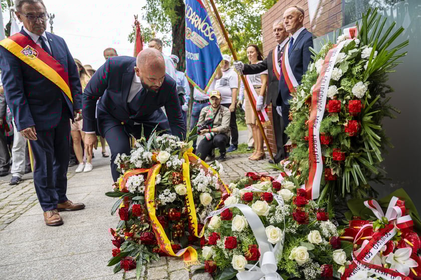 Składanie kwiat&oacute;w pod pomnikiem "Solidarności"