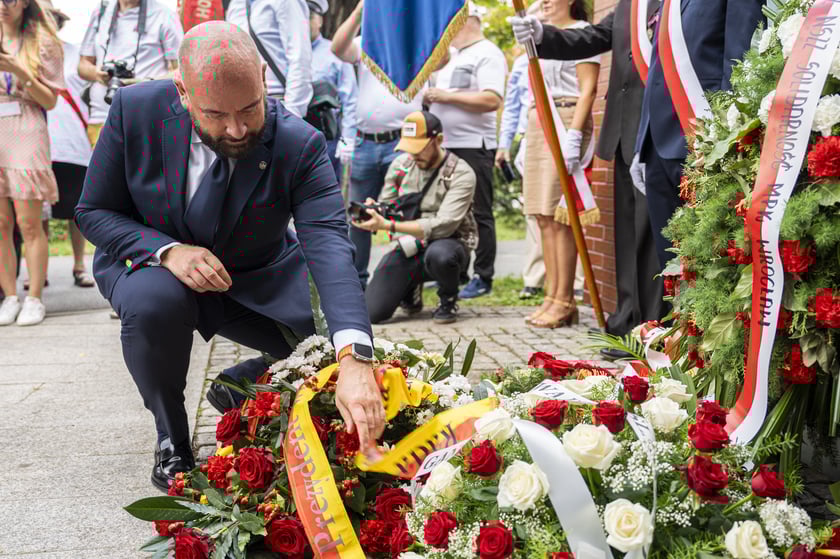 Składanie kwiat&oacute;w pod pomnikiem "Solidarności"