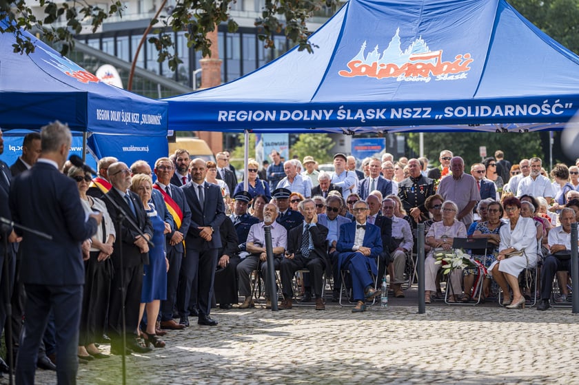 Składanie kwiat&oacute;w pod pomnikiem "Solidarności"
