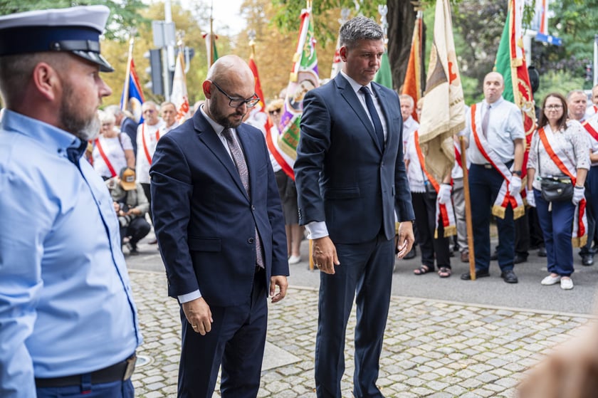 Składanie kwiat&oacute;w pod pomnikiem "Solidarności"
