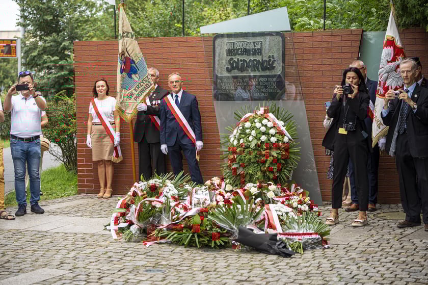 Składanie kwiat&oacute;w pod pomnikiem "Solidarności"