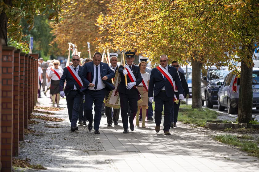 Składanie kwiat&oacute;w pod pomnikiem "Solidarności"