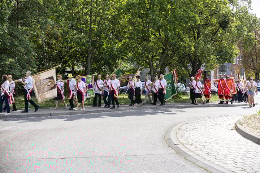 Składanie kwiat&oacute;w pod pomnikiem "Solidarności"