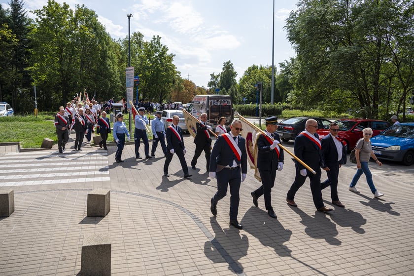 Składanie kwiat&oacute;w pod pomnikiem "Solidarności"